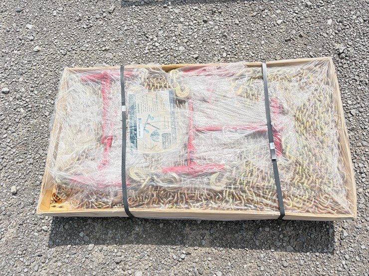 #28520-•-flat-pallet-of-chains-and-binders-image-1