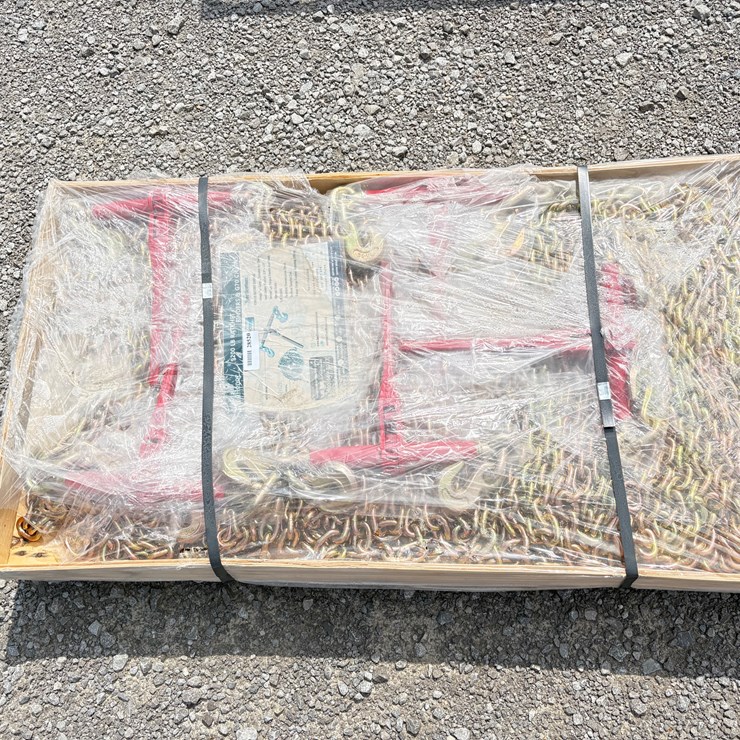 #28520 • FLAT PALLET OF CHAINS AND BINDERS