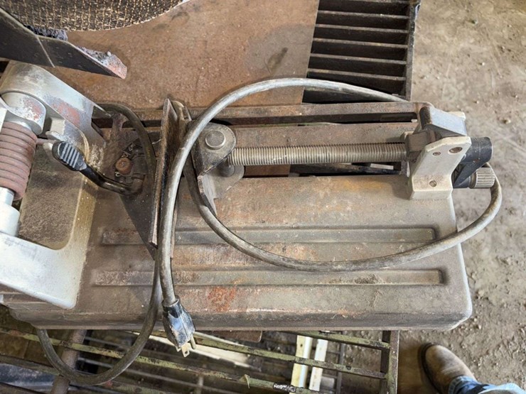 black-and-decker-14”-chop-saw-image-3