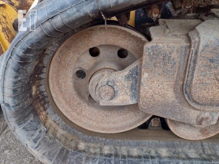 2015-deere-329e-image-24