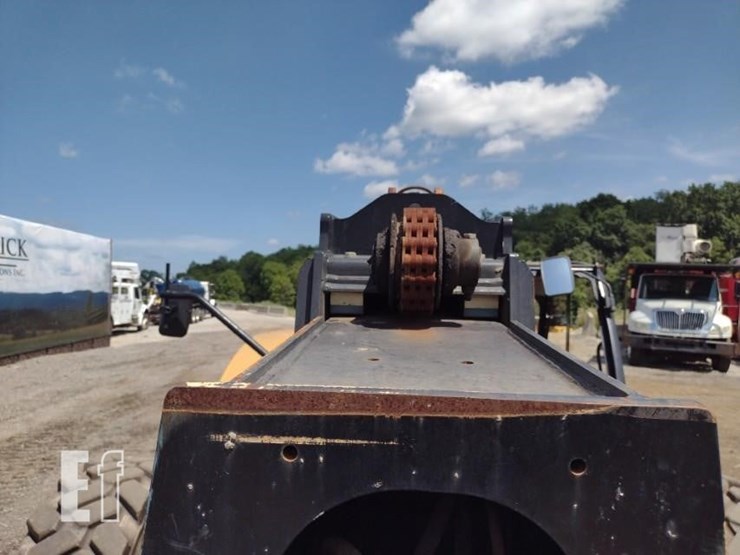 2017-caterpillar-tl1055d-image-15