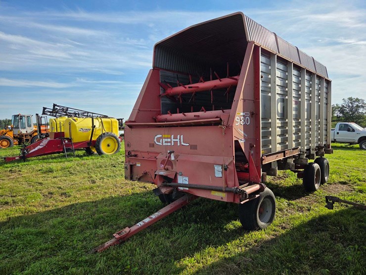 gehl-silage-wagon-on-tandem-running-gear,-12.5-x-15”-and-11l-x-15”-tires,-16’-long,-540-pto-image-13