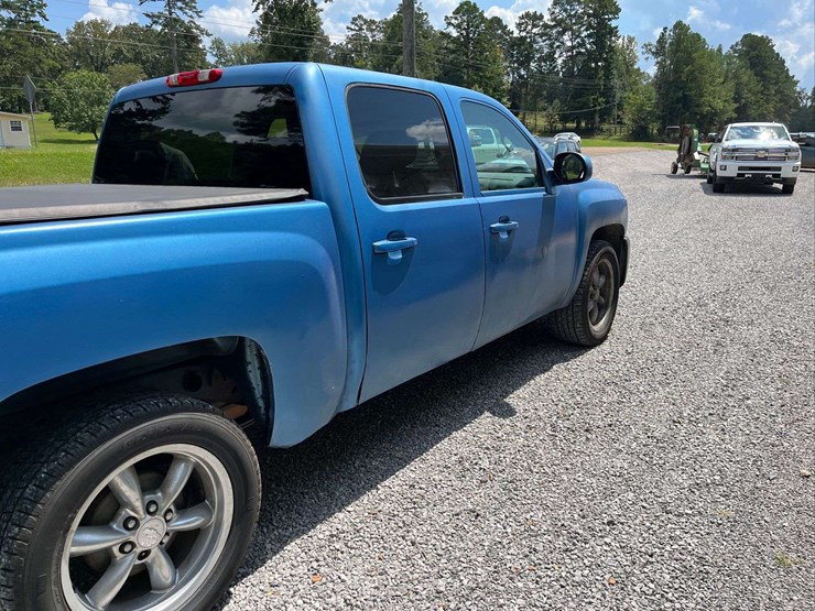 2011-chevrolet-silverado-image-2
