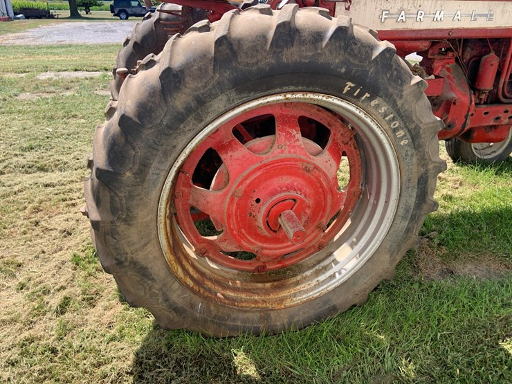 farmall-400-tractor-image-12