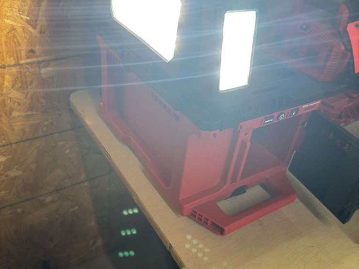 milwaukee-light-&-storage-box-light-image-7