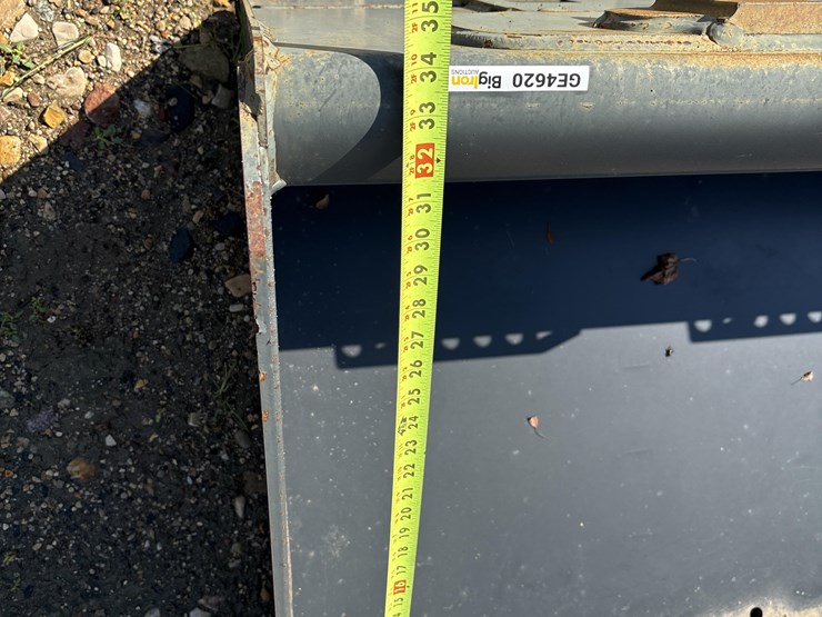 bobcat-68”-heavy-duty-skid-steer-bucket-image-16