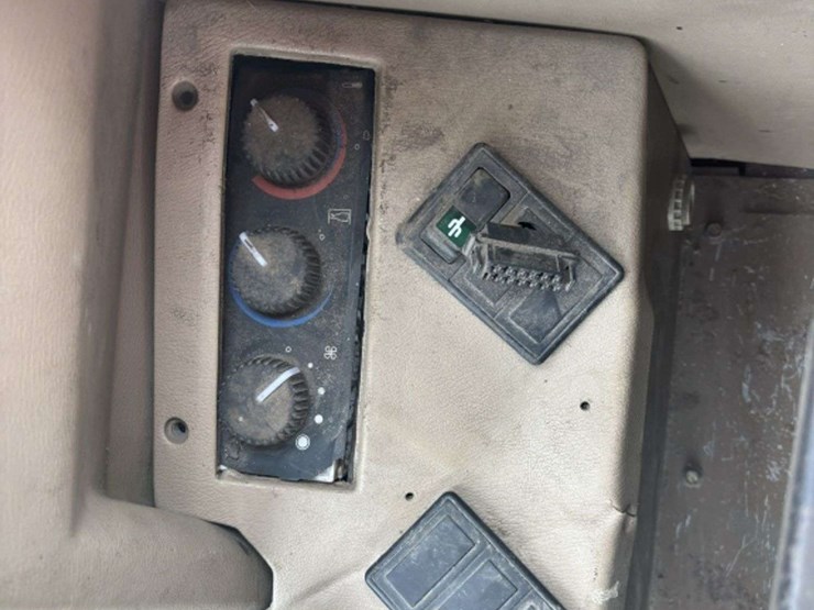 john-deere-6810-image-23