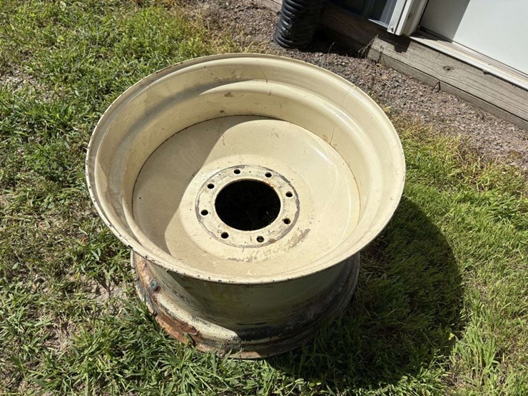 8-bolt-ag-rim,-13.5x22.5,-6”-center-image-1