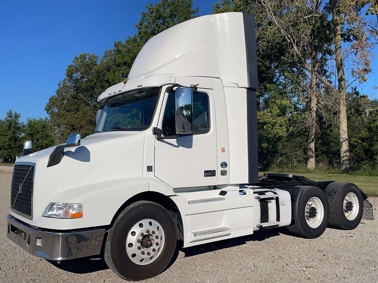 2017-volvo-day-cab-semi-image-2