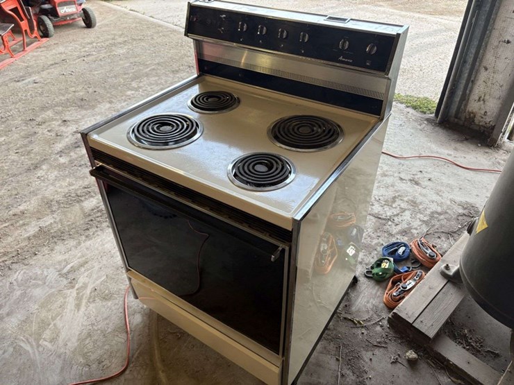 amana-electric-range,-4-burners,-oven-image-1