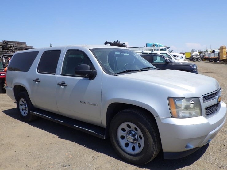 2010-chevrolet-suburban-image-2