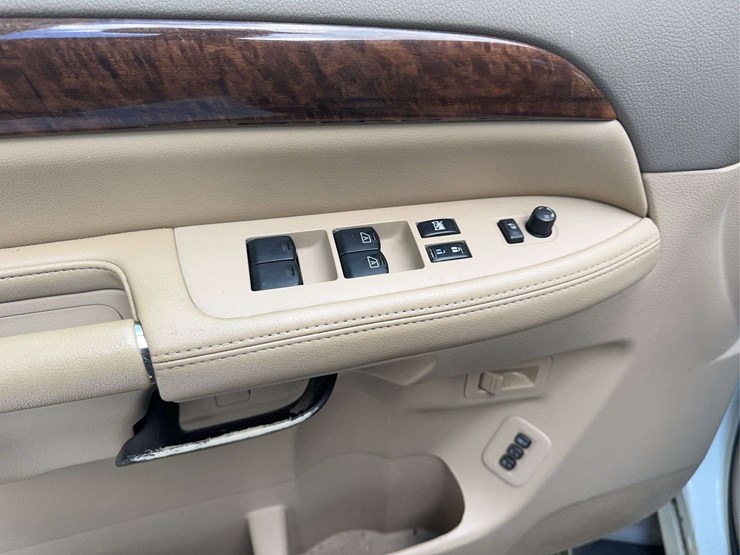 2013-nissan-armada-image-18