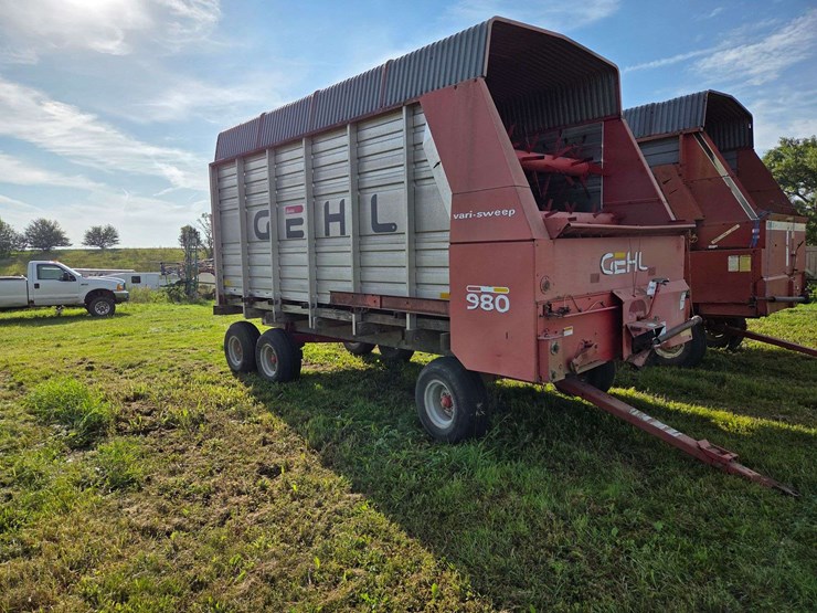 gehl-silage-wagon-on-tandem-running-gear,-12.5-x-15”-and-11l-x-15”-tires,-16’-long,-540-pto-image-3
