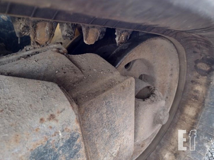 2015-deere-329e-image-33
