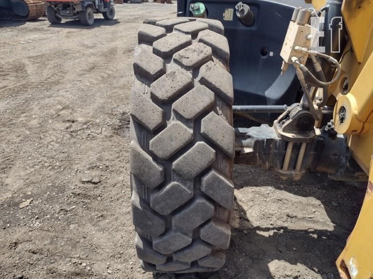 2017-caterpillar-tl1055d-image-23