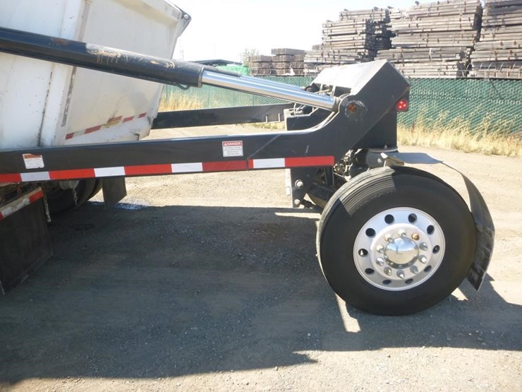 2020-peterbilt-567-image-12