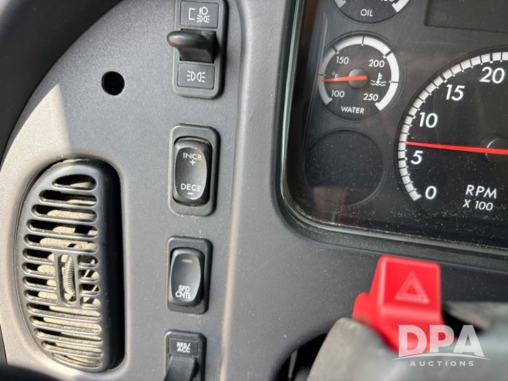 2006-freightliner-business-class-(dr12083)-image-64