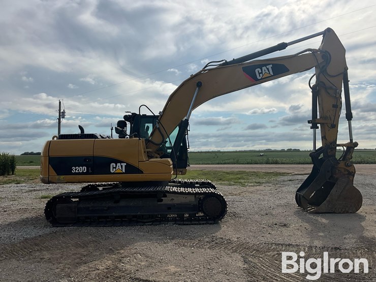 2011-caterpillar-320d-image-4