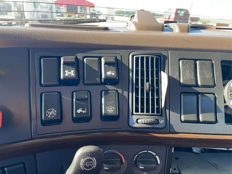 2017-volvo-day-cab-semi-image-20