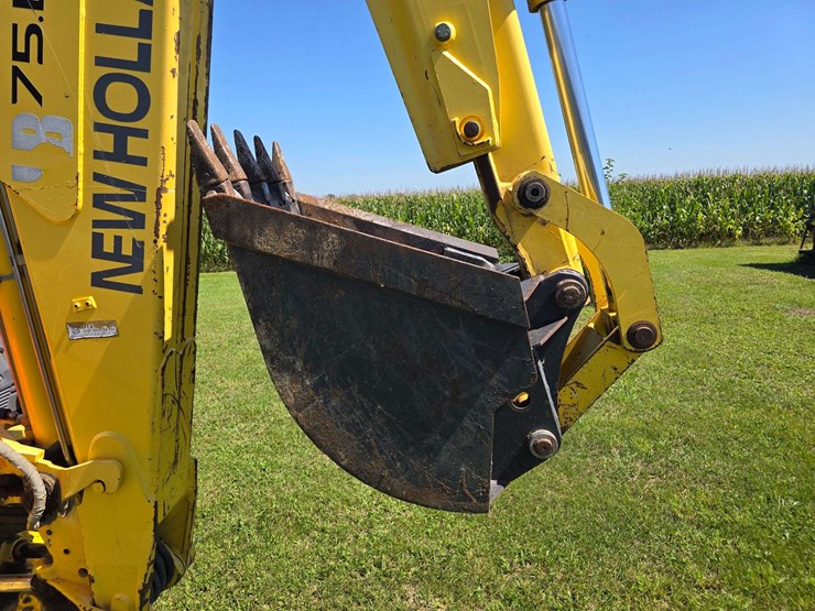 new-holland-lb75-image-13
