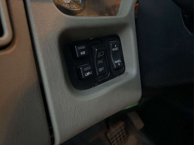 2015-navistar-8600-day-cab-semi-image-10