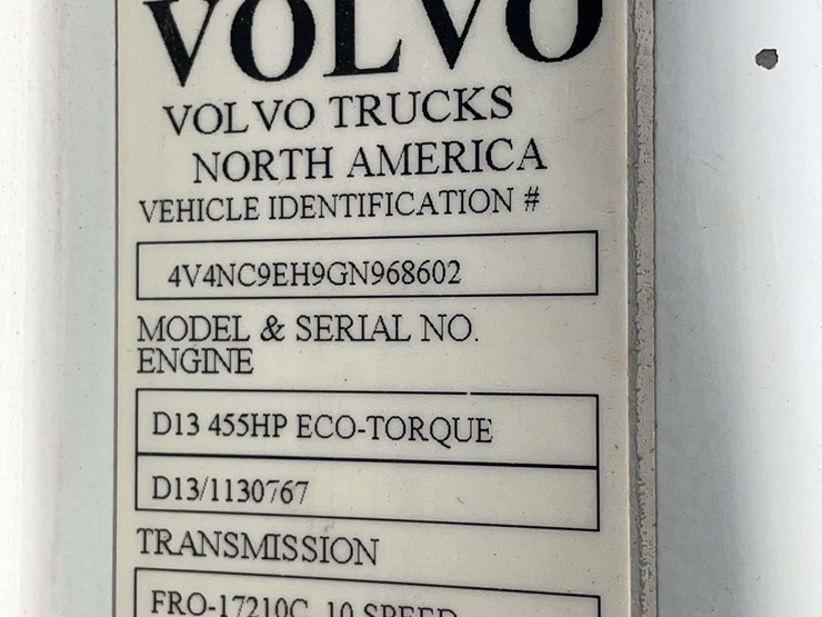 2016-volvo-day-cab-semi-image-6