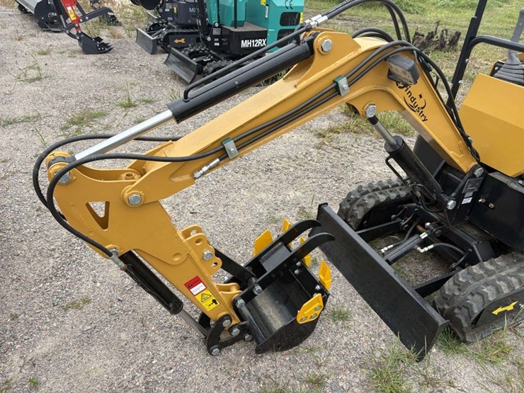 cfg-industrial-h12r-mini-excavator,-13.5-hp,-5.5’-digging-depth,-manual-thumb,-36”-hyd-blade,-16”-bu-image-5