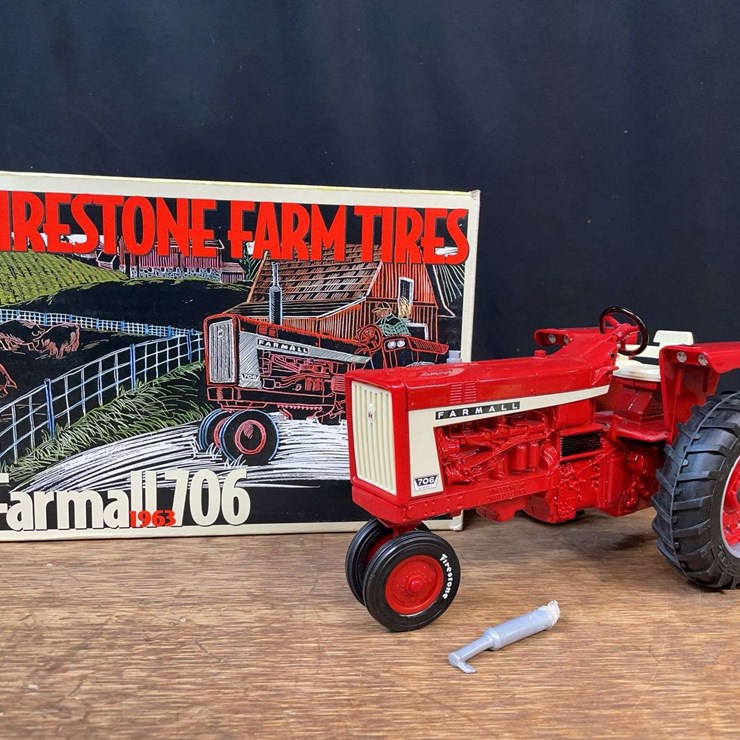 1/16 Farmall 706 Firestone NIB Ertl