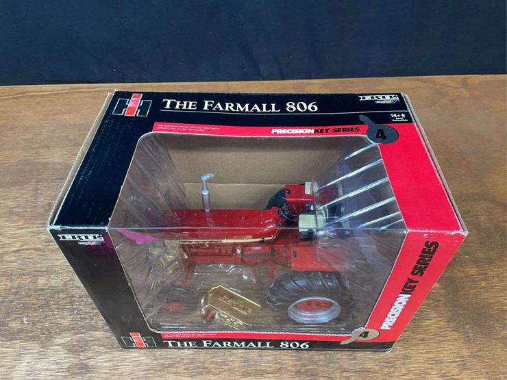 1/16-farmall-806-precision-key-series-nib-ertl-image-2