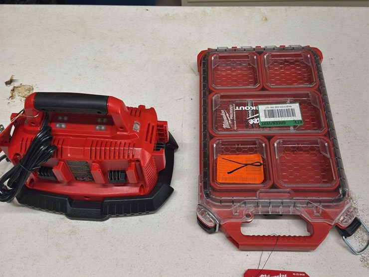 milwaukee-low-profile-box-&-charger-stand-image-5