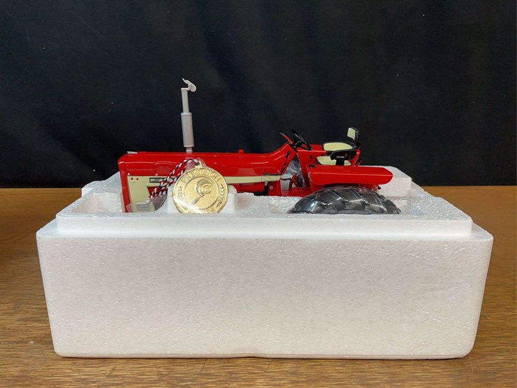 1/16-farmall-706-precision-nib-ertl-image-2