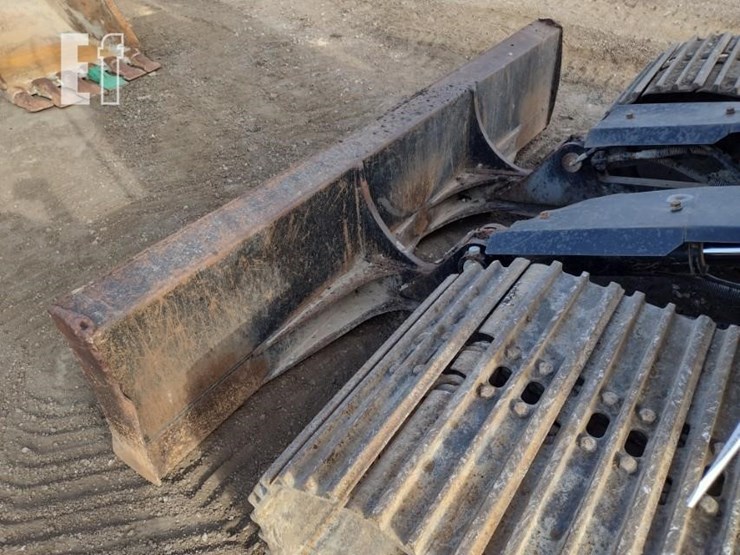 2010-deere-120d-image-24