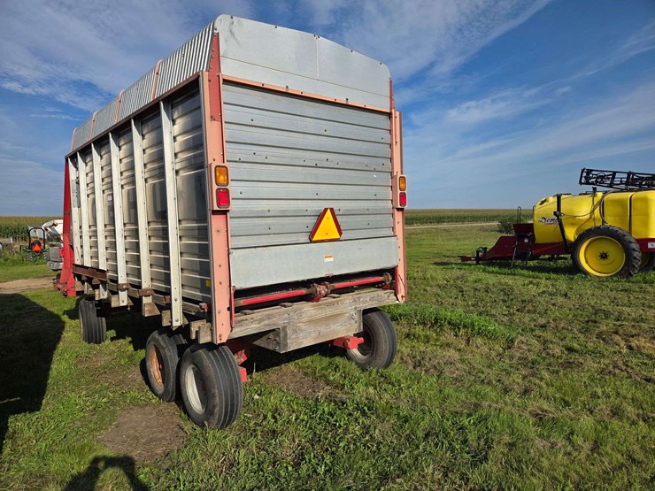gehl-silage-wagon-on-tandem-running-gear,-12.5-x-15”-and-11l-x-15”-tires,-16’-long,-540-pto-image-6