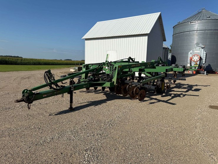 john-deere-2700-image-1