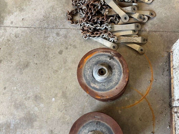 cast-closing-wheel-and-drag-chains-image-2