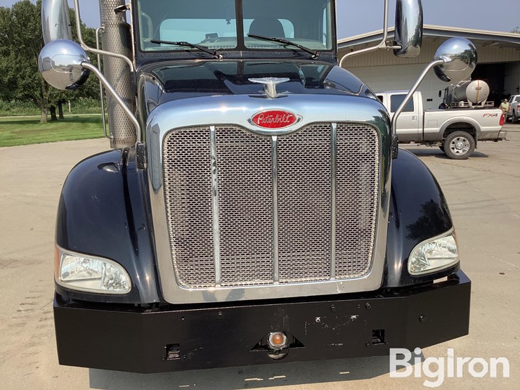 2010-peterbilt-384-image-18