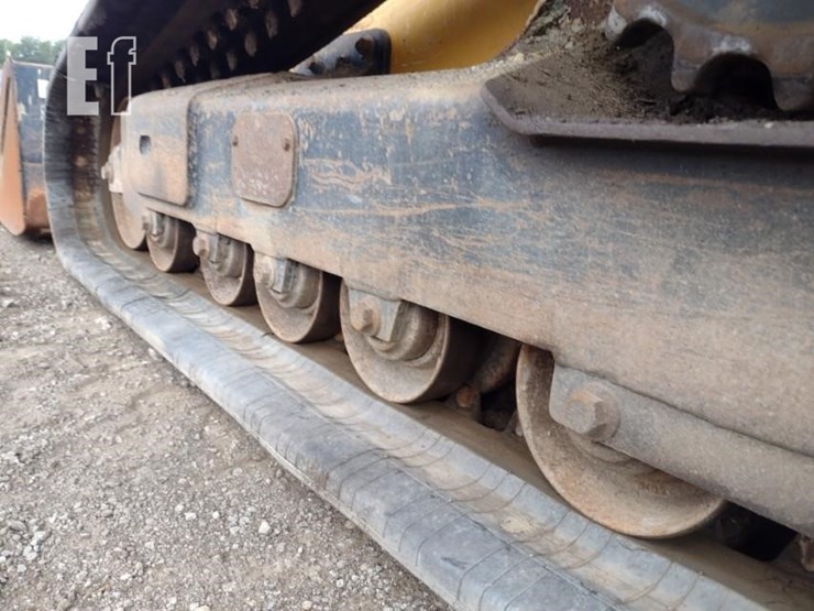 2015-deere-329e-image-23