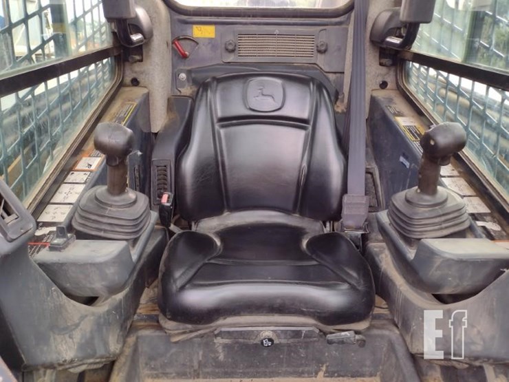 2015-deere-329e-image-11