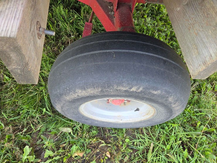 gehl-silage-wagon-on-tandem-running-gear,-12.5-x-15”-and-11l-x-15”-tires,-16’-long,-540-pto-image-9