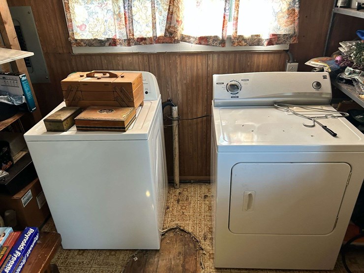 contents-of-907-n.-870-st.-e.-image-24