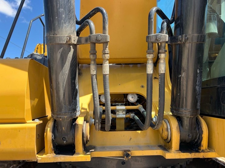 2019-caterpillar-330gc-image-14