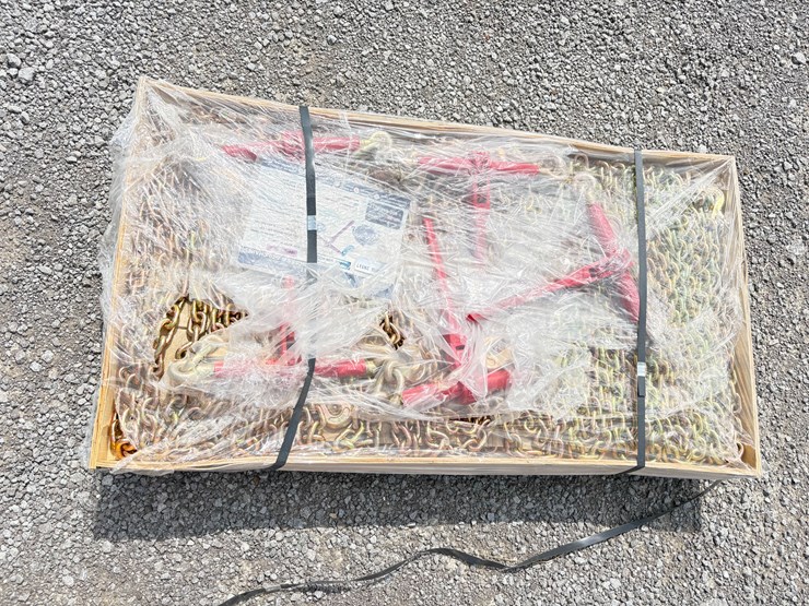 #28517-•-flat-pallet-of-chains-and-binders-image-1