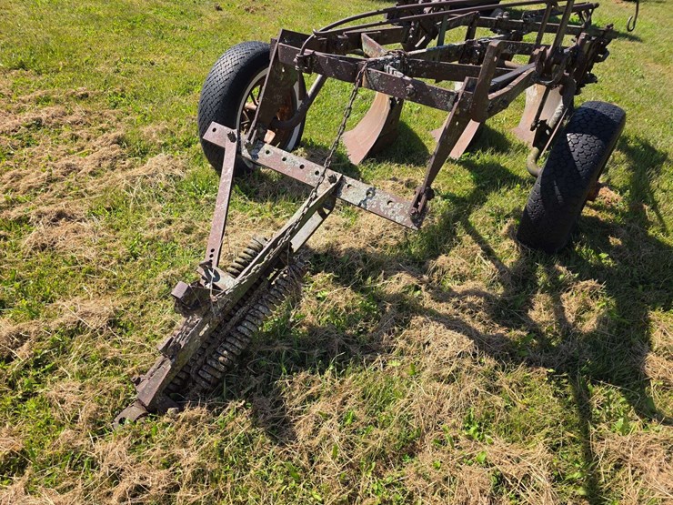 john-deere-3-bottom-plow-image-4