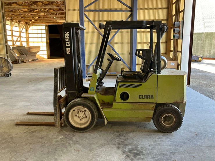 clark-gxp30-6000lbs-capacity-forklift-image-2