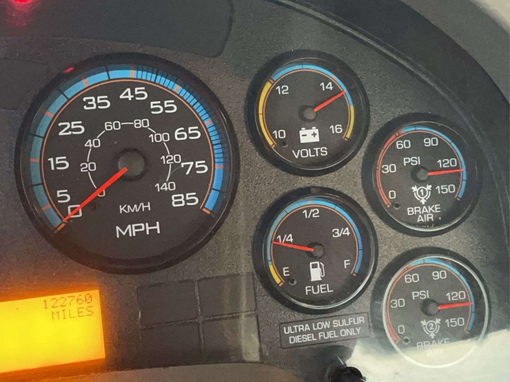 2015-navistar-8600-day-cab-semi-image-4