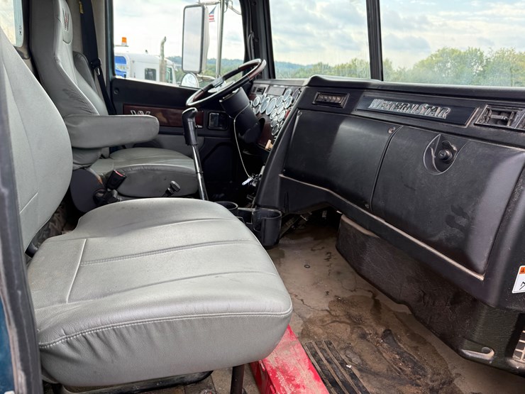 western-star-4900-image-43