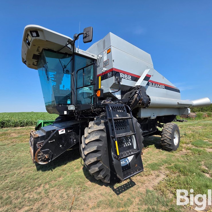 2002 GLEANER R62