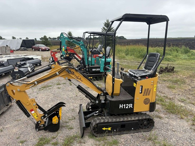 cfg-industrial-h12r-mini-excavator,-13.5-hp,-5.5’-digging-depth,-manual-thumb,-36”-hyd-blade,-16”-bu-image-3
