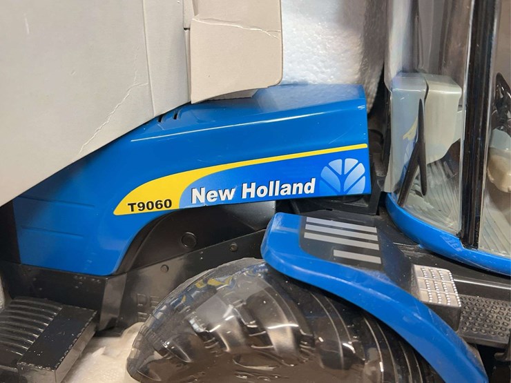 1/16-new-holland-t9060-dealer-edition-nib-ertl-image-10