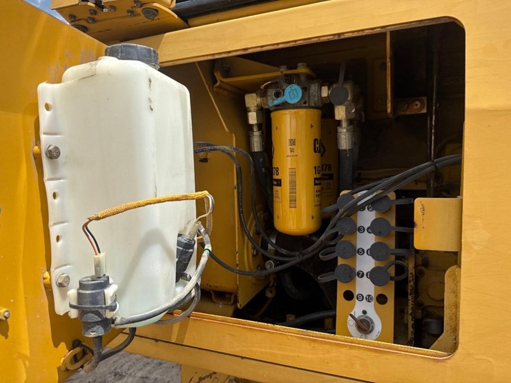 2005-caterpillar-d3g-lgp-image-22